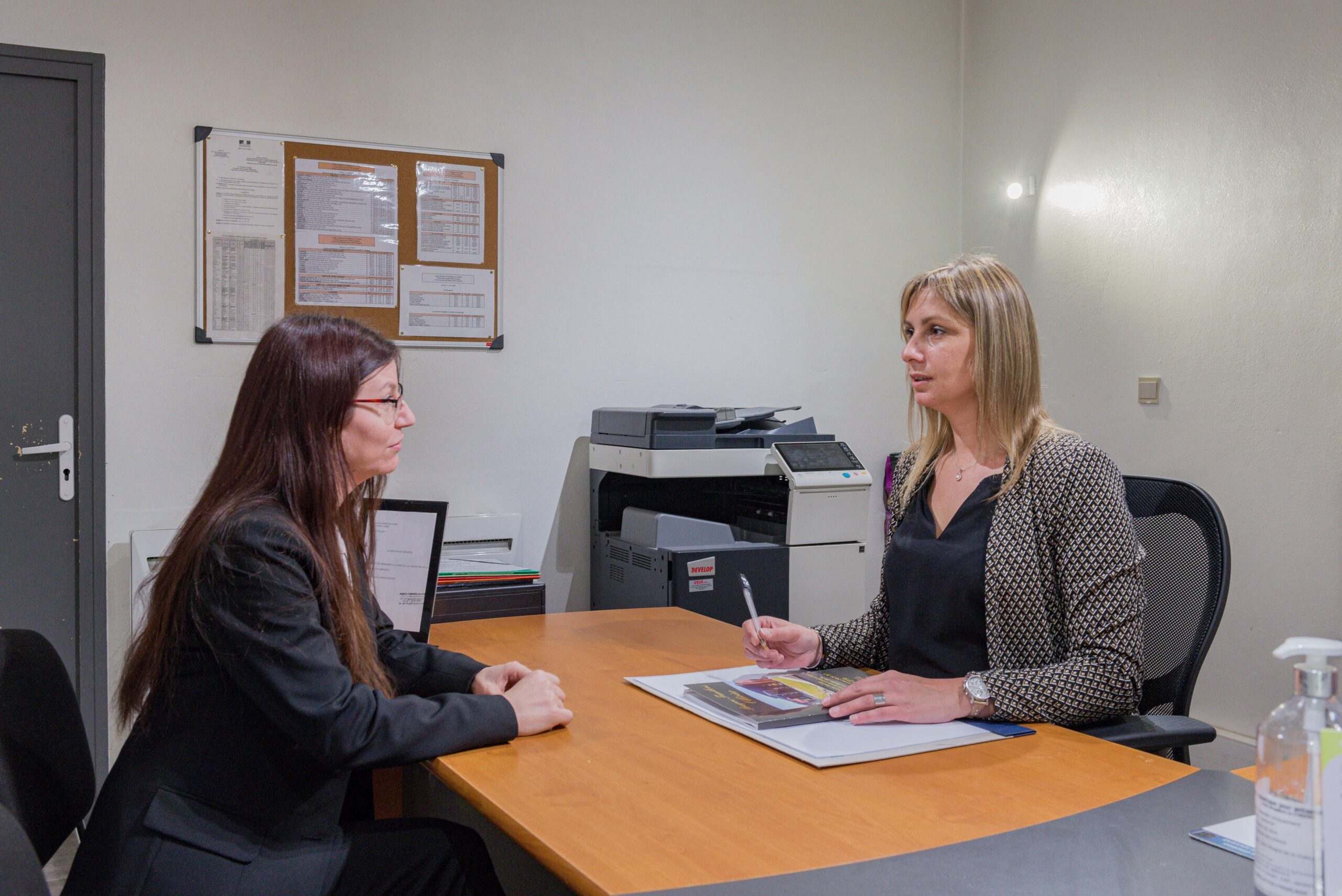 personnelle funeraire aidant une famille